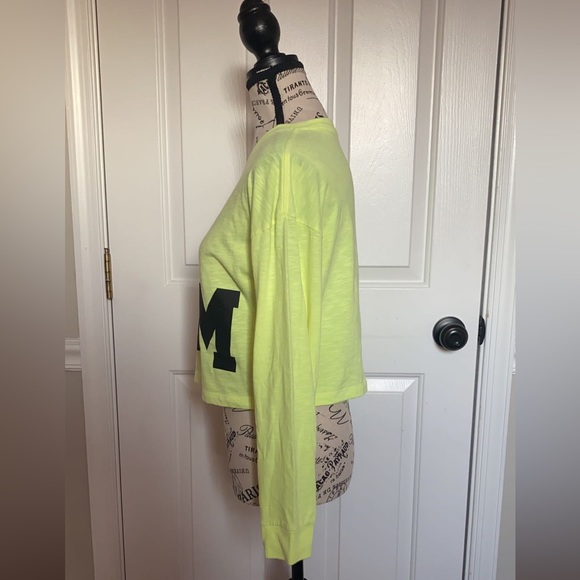 Women’s Athletic Works Neon Greenish Long Sleeved Cropped “GYM” Shirt Size Small - Picture 3 of 5